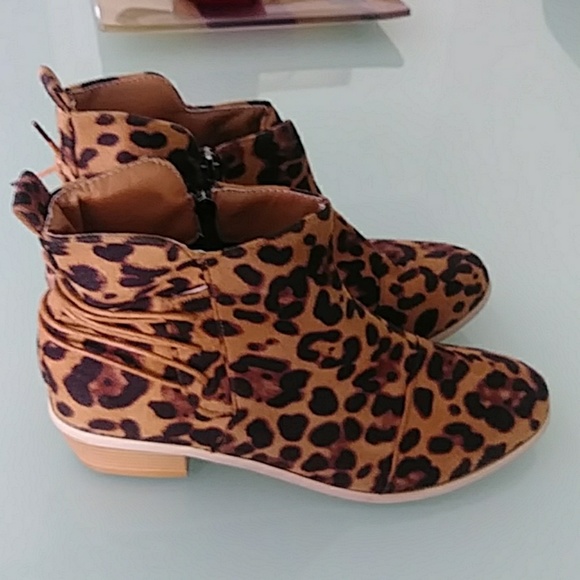 Leopard booties nwob - Picture 2 of 3